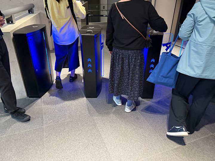 チケットのQRコードをかざして入場