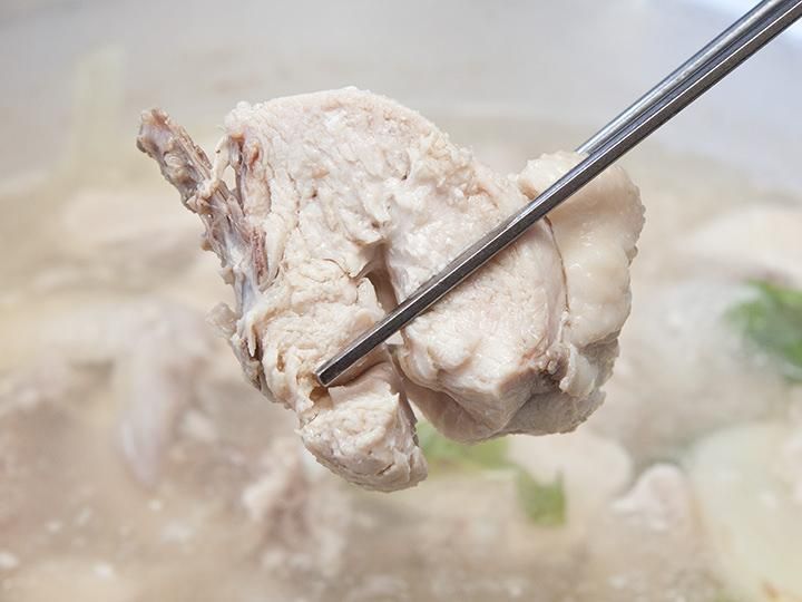 肉は箸でもほぐれるほど柔らか