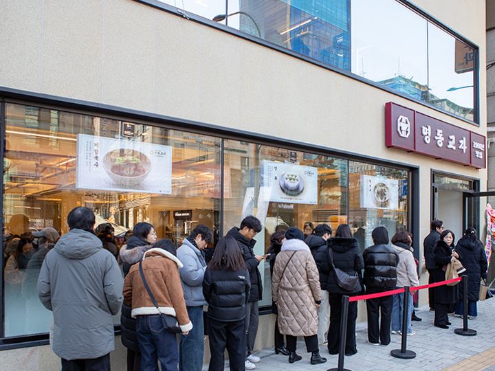 １～２名は列の一番後ろに並んで入店