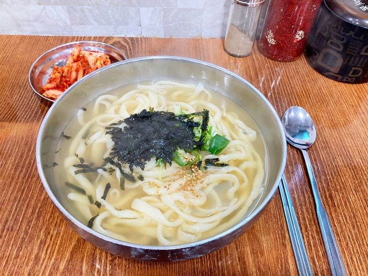 魚介系のスープが美味しいカルグクス