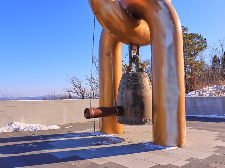 朝鮮戦争犠牲者の遺跡発掘現場で発見された薬きょうで製作された「平和の鐘」