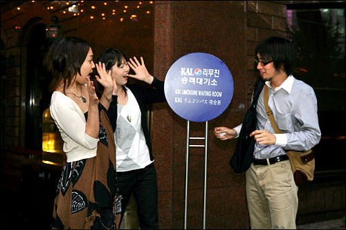 ホテル前に空港リムジンバスの停留場あり。