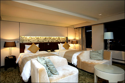 ベッドの前にはソファーが