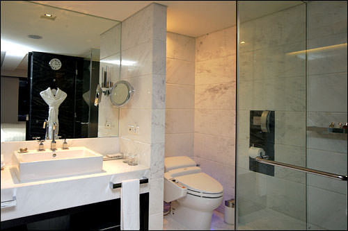 トイレとシャワーブースは別々