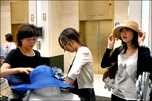 帽子選びに夢中の二人