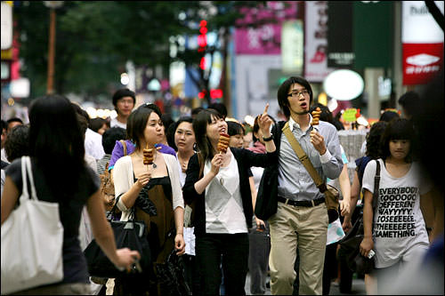 お兄さんおすすめの串焼き(1,000ウォン)を食べながら明洞観光