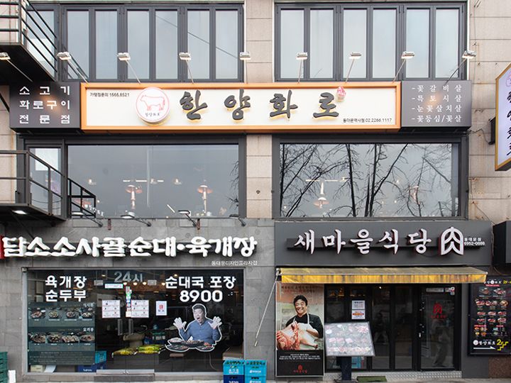 お店はビルの２階に位置