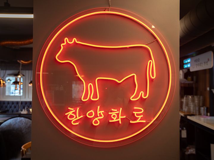 牛がデザインされたブランドのロゴ