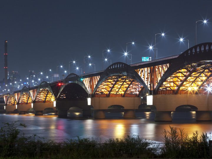 望遠漢江公園から見る
城山(ソンサン)大橋の夜景
停留所番号:17