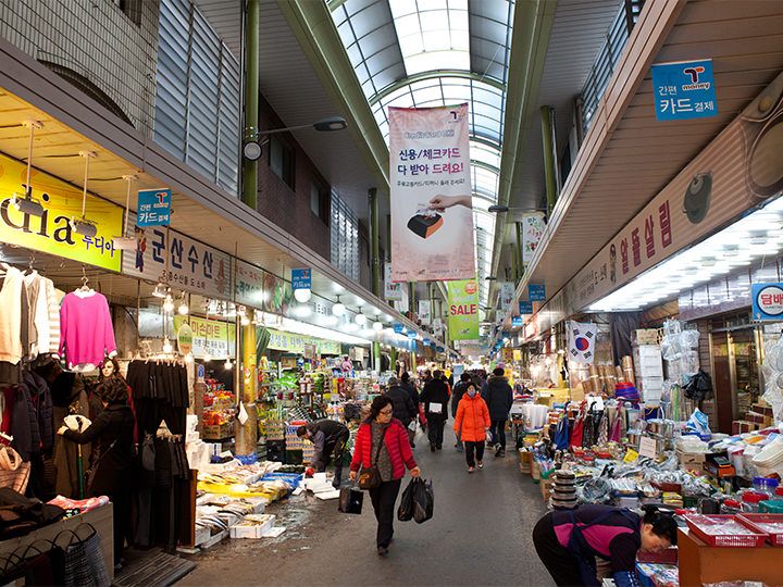 多くの市民でにぎわう望遠市場は
食べ歩きが楽しめる
停留所番号:16