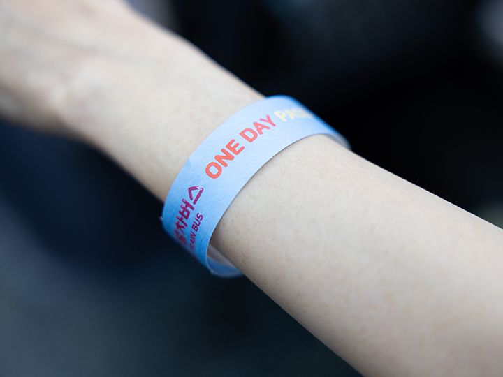 再乗車するときはリストバンドを
しっかり見せて