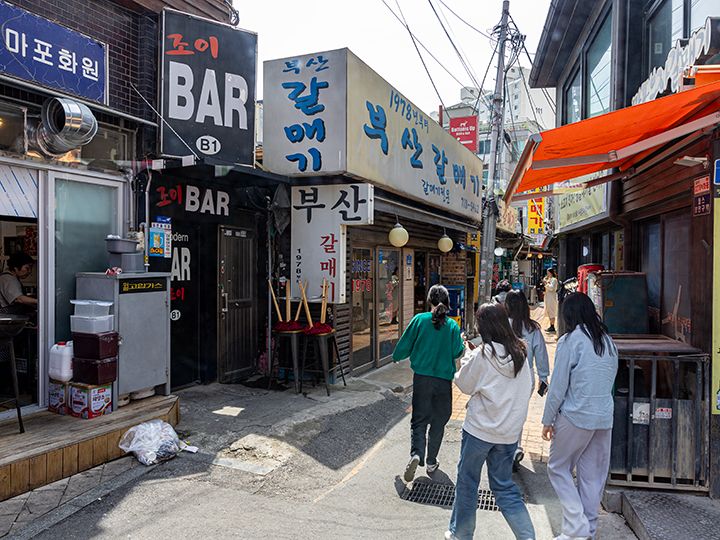 庶民的な焼肉店がならぶ
麻浦カルメギ横丁
