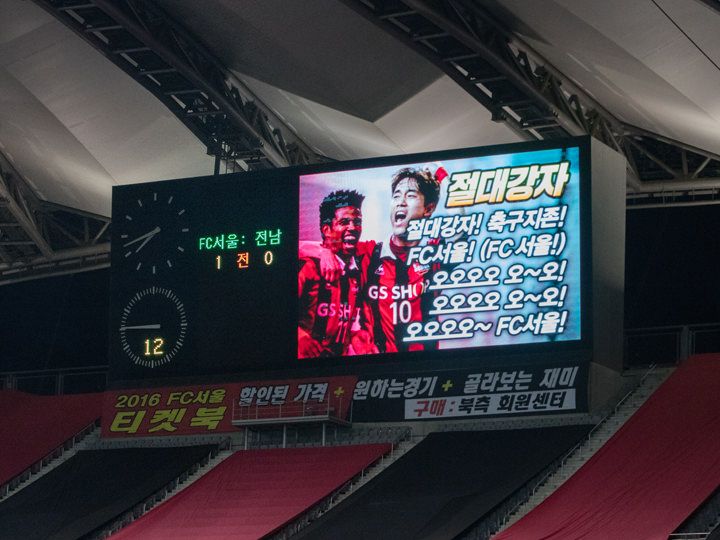 スタジアム内の大型モニター