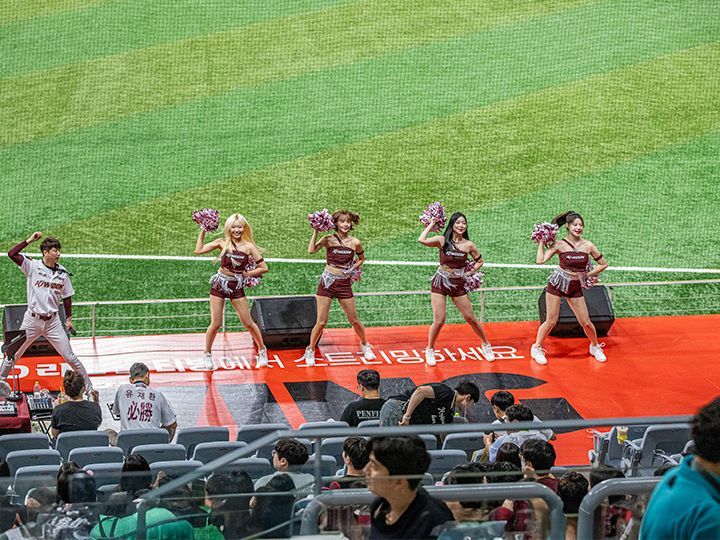 応援団長(左)と、チアリーダーたち