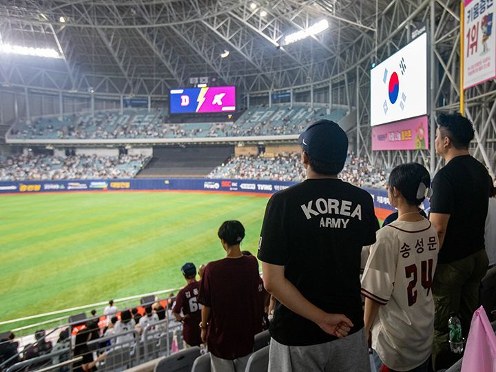 試合開始前に国歌斉唱あり(起立・脱帽)