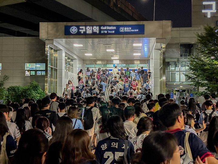 試合終了後の地下鉄駅は規制入場