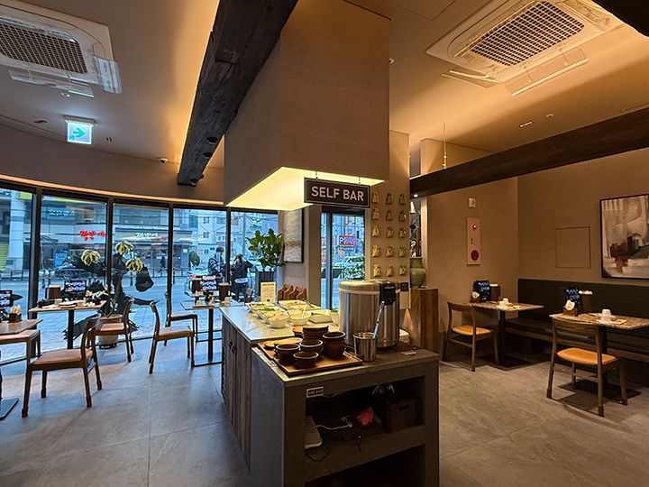 店内の様子、中央はおかずのセルフバー