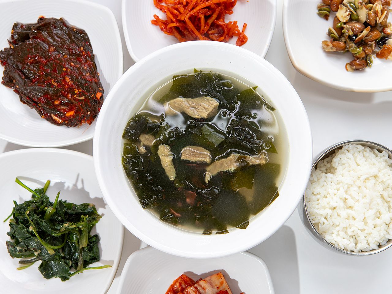 優しい味わいの「わかめスープ(ミヨックッ)」