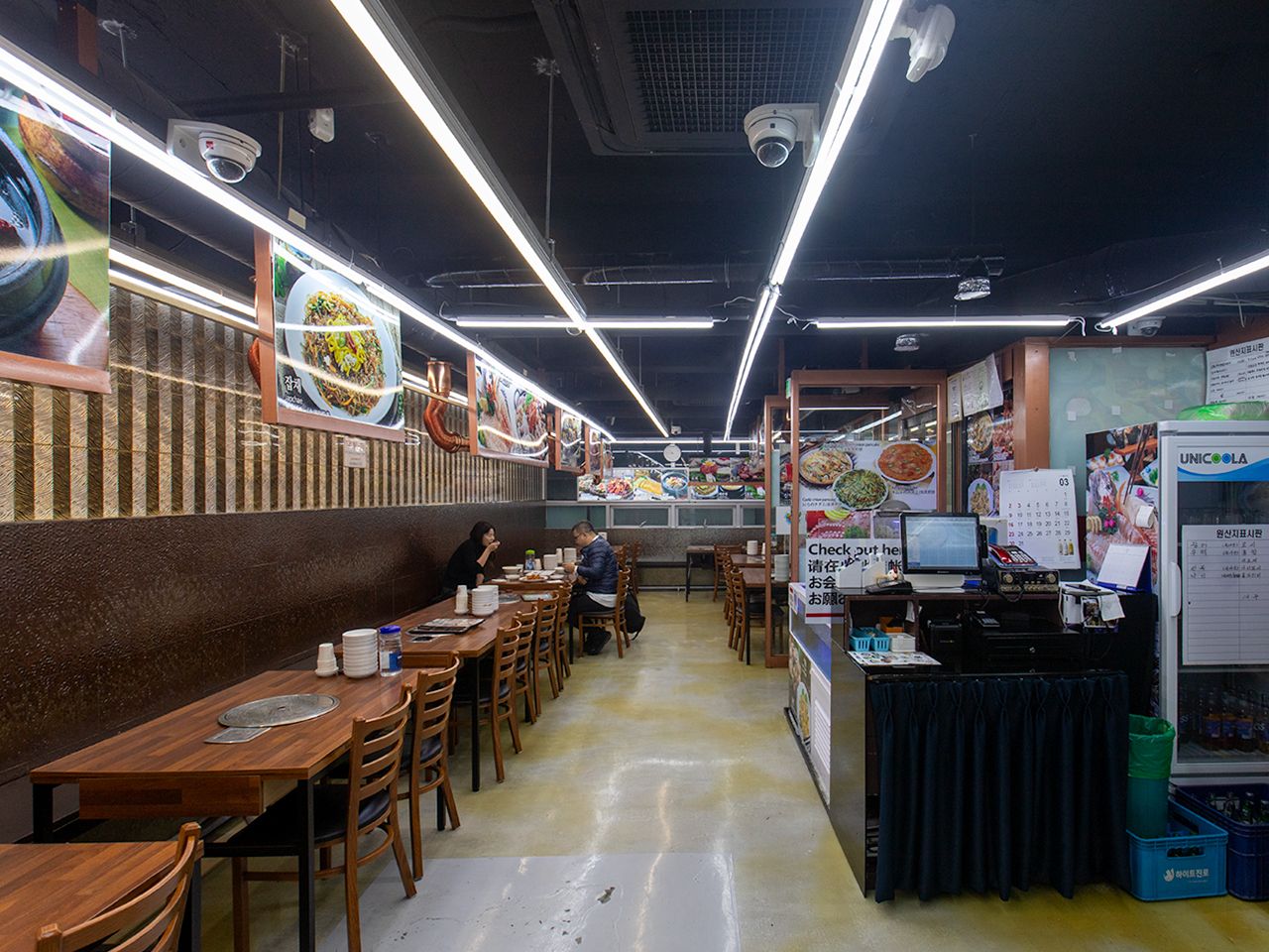 会計カウンター(右)と店内の様子