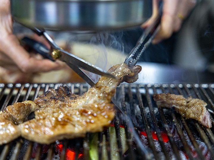 1.お肉を乗せ、カットできるくらいまで火が通ったら、食べやすい大きさにカット。