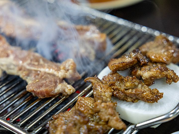 3.茶色くなり、ほんわり焦げ目が付いたら食べごろです。焦げないよう、お肉を大根の上など端に移動させましょう。