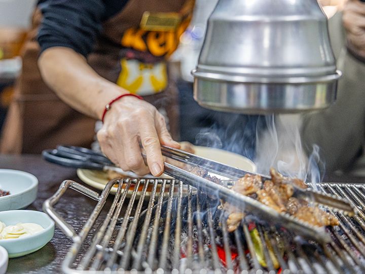 2.ひたすら前後左右に転がすように火を通していくことで、網も交換することなく焼きあがります。転がしやすいよう縦に線が入った網を採用。