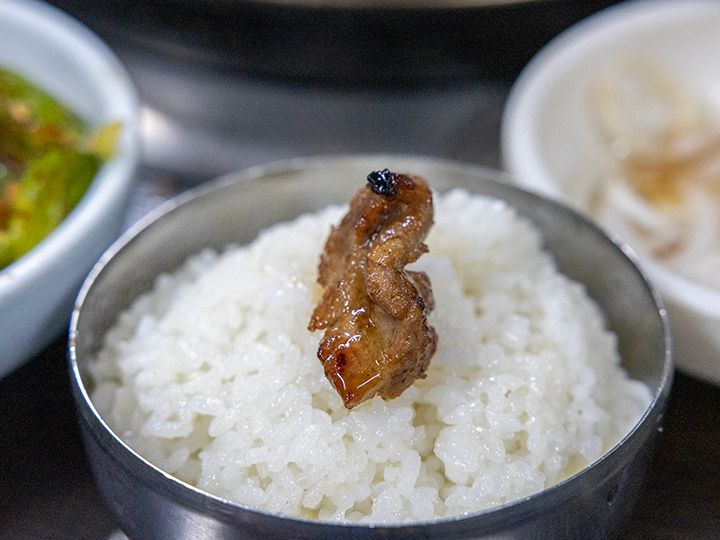 5.思わず、ご飯が欲しくなる味付け。ライス(韓国語でコンギパッ・공기밥)は追加注文できます。ビールや焼酎も良く進む味わいです。