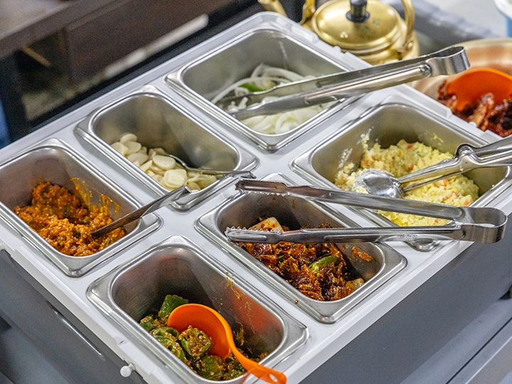 おかずのセルフバー(店内中央)