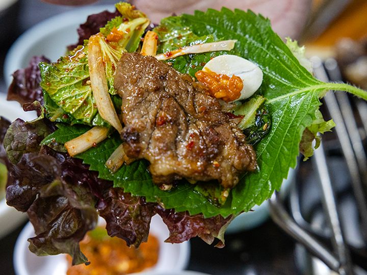 4.タレに付けた後、おかずと一緒にサンチュなどの葉野菜に巻いて、一口で召し上がれ!