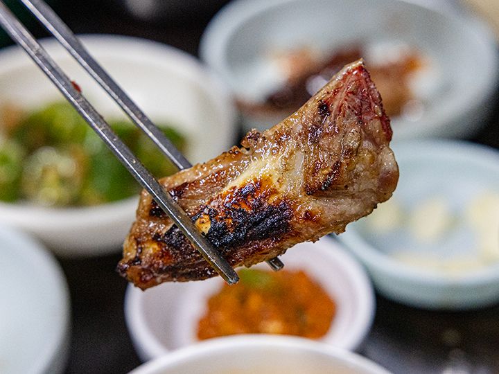 6.骨に着いたお肉も、がぶりつくようにご堪能あれ。