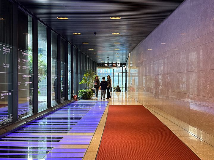 ピアノ鍵盤の通路を進み