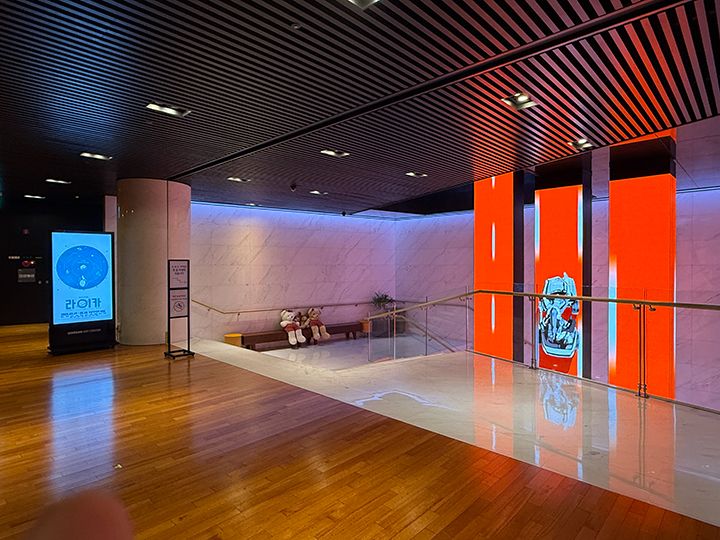 客席1階は地下2階へ降りていく