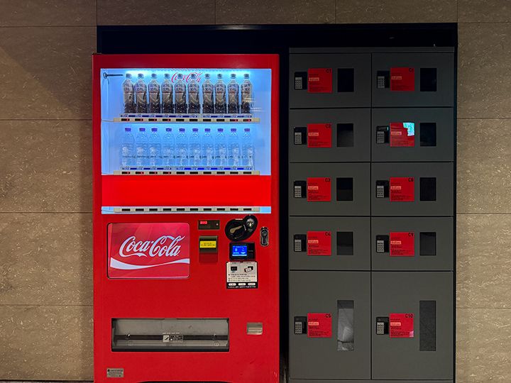 自動販売機・無料ロッカー(客席1階)
