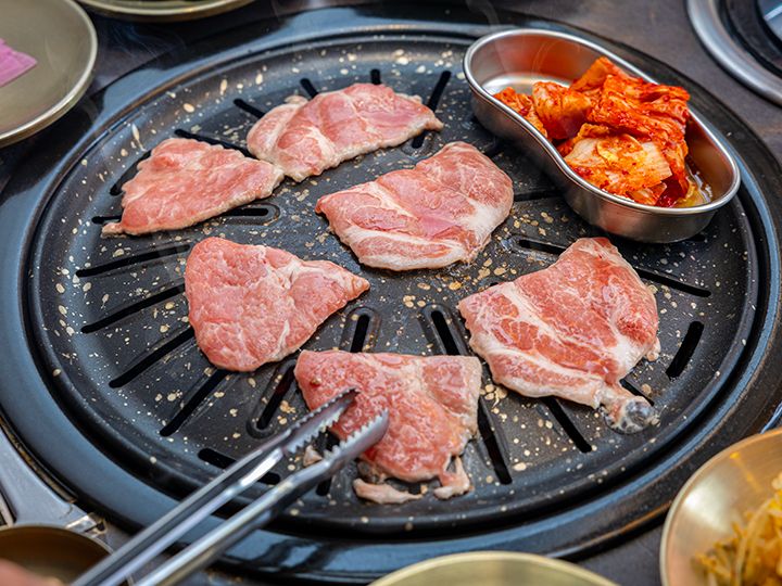 食べやすい一口サイズに加工した「豚の首肉(ノビモッサル)」