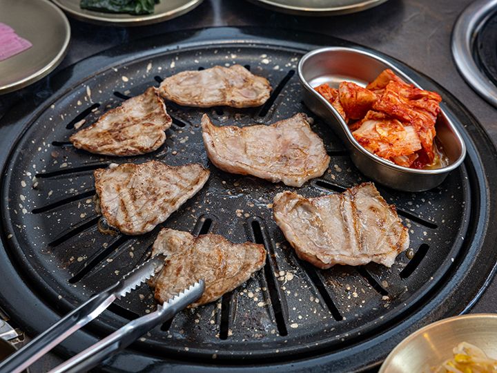 薄くスライスされているので素早く焼きあがります