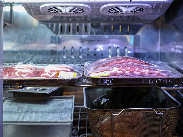 店内の熟成庫でお肉を熟成