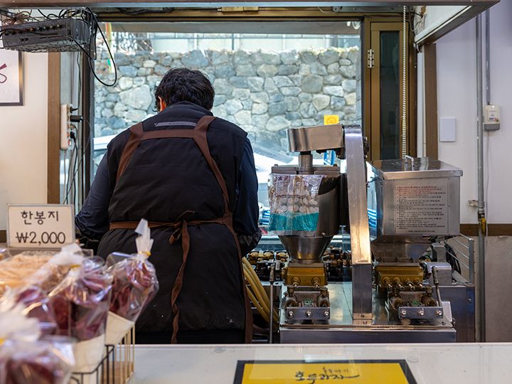 狭い店内で手作りしている様子が見られる