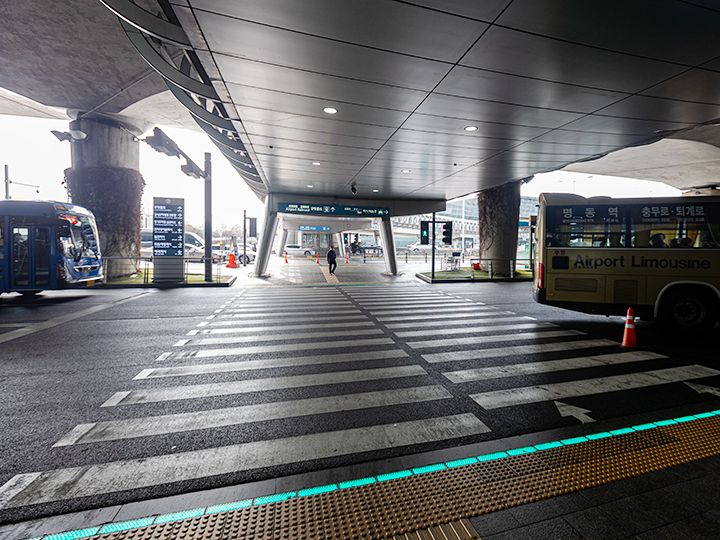 空港1階の外に出て横断歩道を渡る