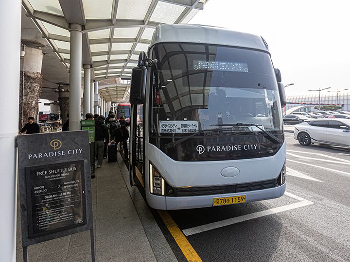 無料シャトルバスが運行