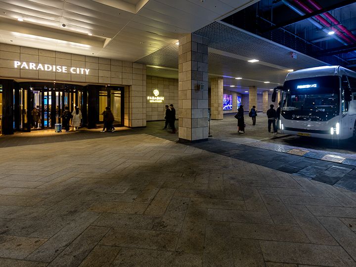 ホテル地下のバス乗り場