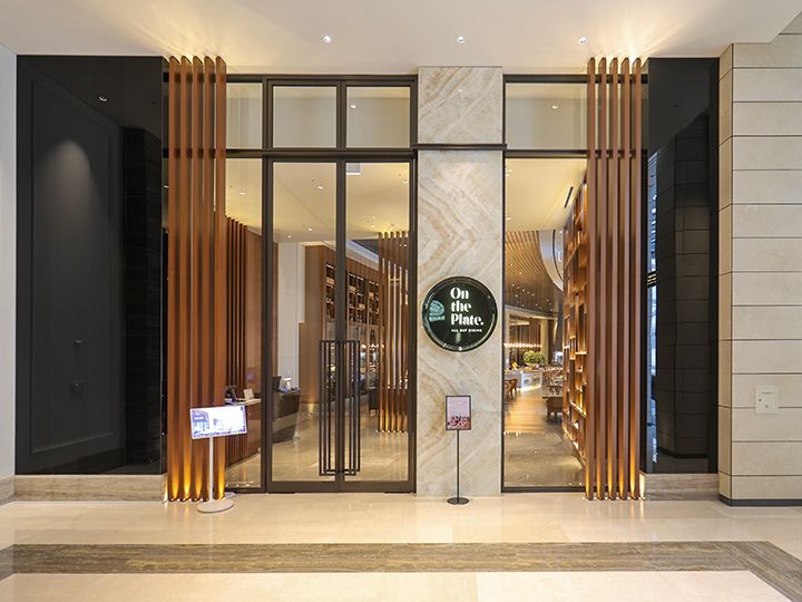 ビュッフェレストラン「ON THE PLATE」入口