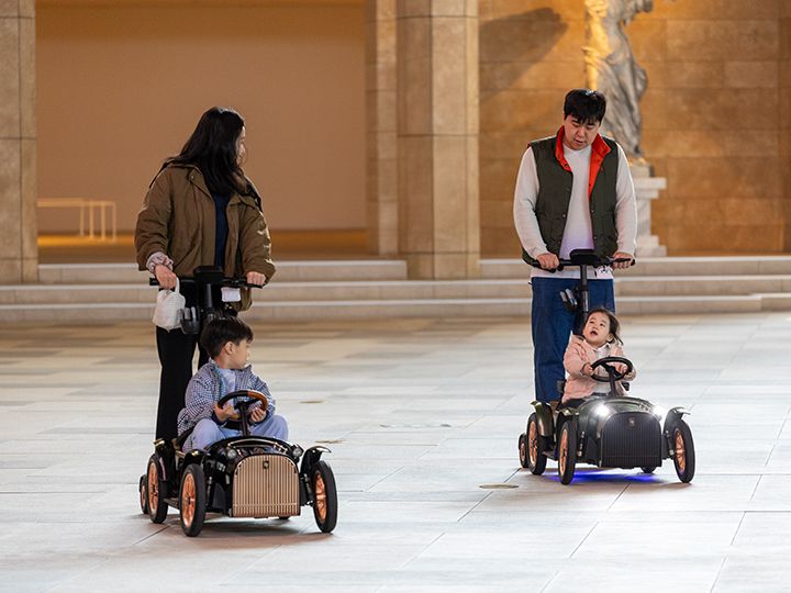 「電動ベビーカー」(プラザ1階)
「D.THRONE」というメーカーの電動ベビーカーのショールームがあり、30分または60分レンタル体験できます。
