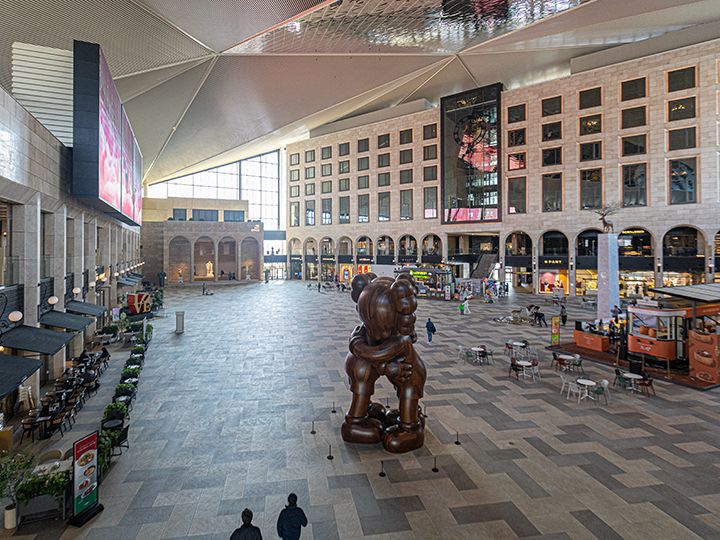 天井付きの広い空間が「プラザ棟」です。