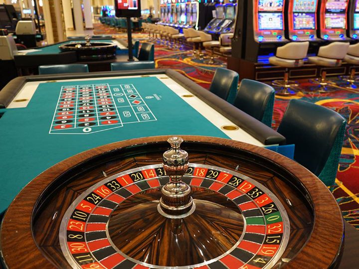 「カジノ」(ホテル1階)
カジノを楽しむカップルも、とても増えています。少額でもOK。ビギナーズラックに巡り合えるかもしれませんよ。