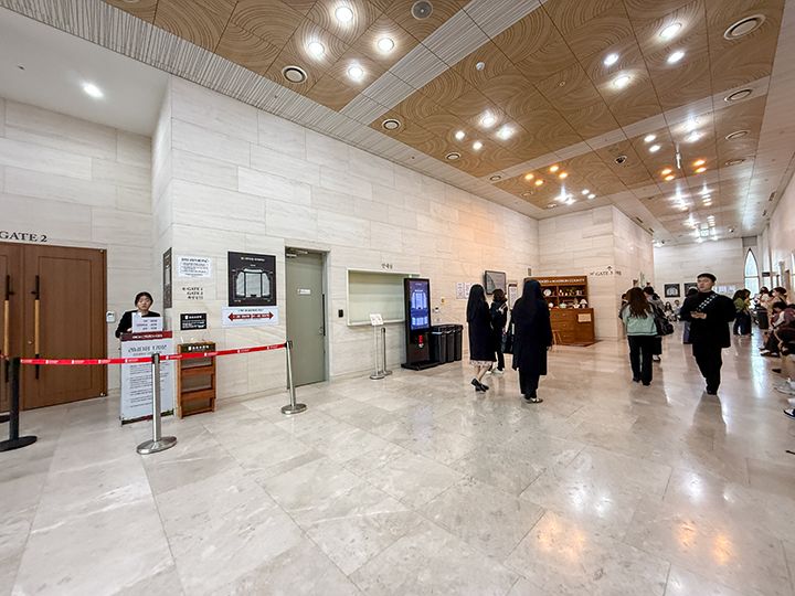 建物8階(客席1階席)のロビー