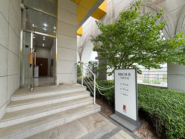 階段を上ると一度、屋上に出る