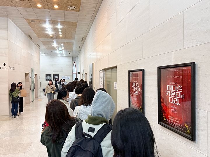 終演後、エレベーターに乗るのに並ぶ