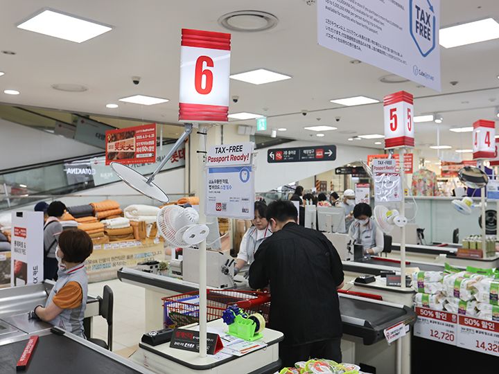 レジスタッフにカードを提示