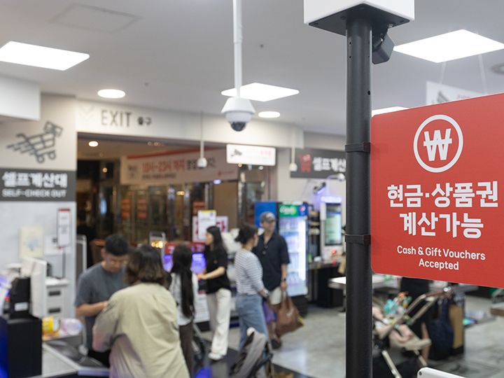 現金支払いは赤いマークのあるレジで