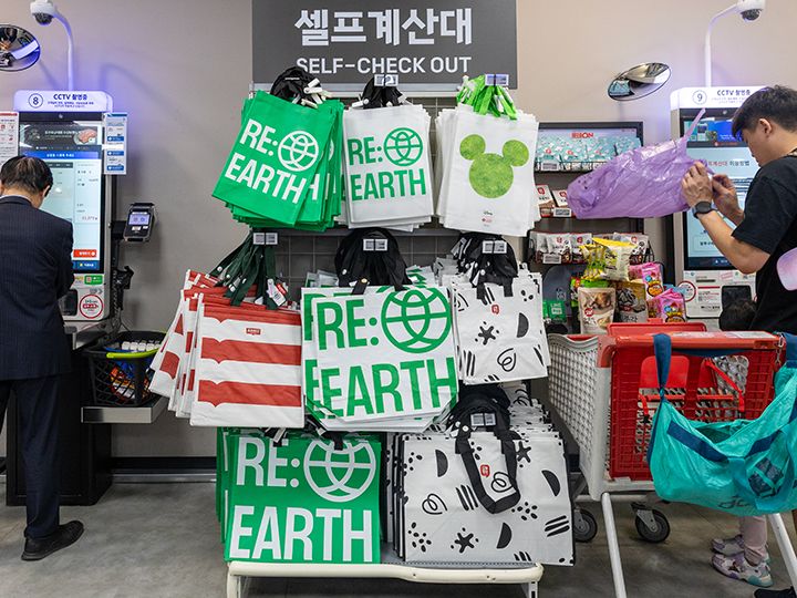 レジ前でエコバッグも販売